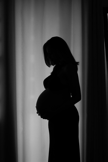 Eileiterschwangerschaft – Wahrscheinlichkeit, Anzeichen, Ursachen, Risiko & Behandlung